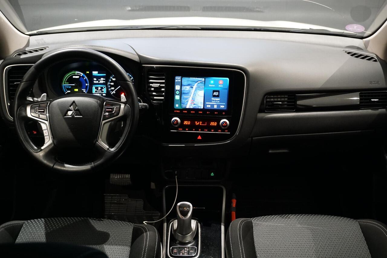 Mitsubishi OUTLANDER 2.4 PHEV Pure + TREKHAAK / CARPLAY / CAMERA / STOELVERWARMING /