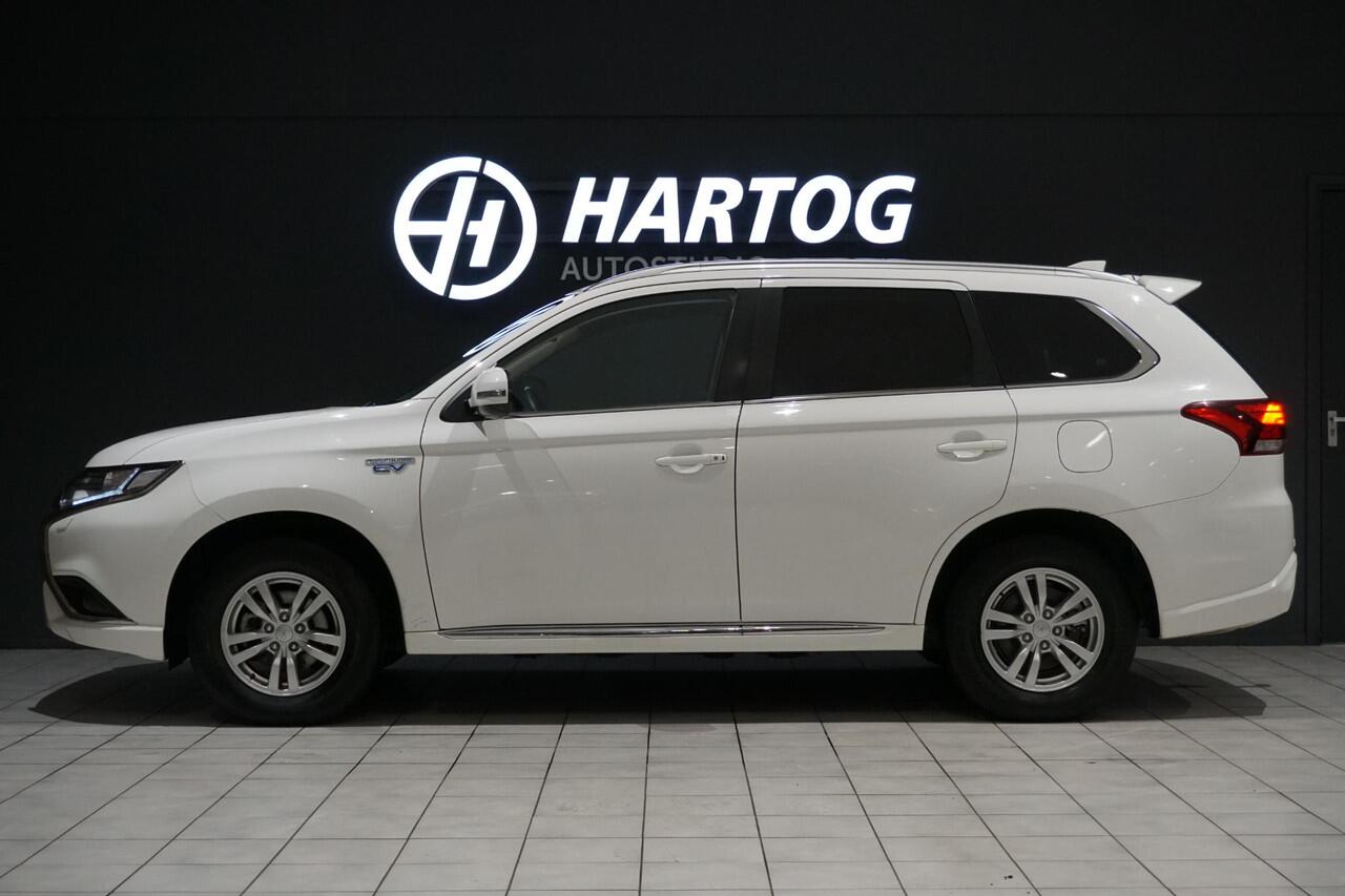 Mitsubishi OUTLANDER 2.4 PHEV Pure + TREKHAAK / CARPLAY / CAMERA / STOELVERWARMING /