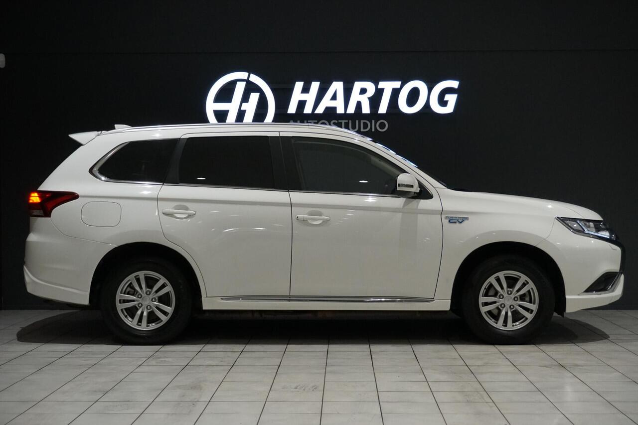 Mitsubishi OUTLANDER 2.4 PHEV Pure + TREKHAAK / CARPLAY / CAMERA / STOELVERWARMING /