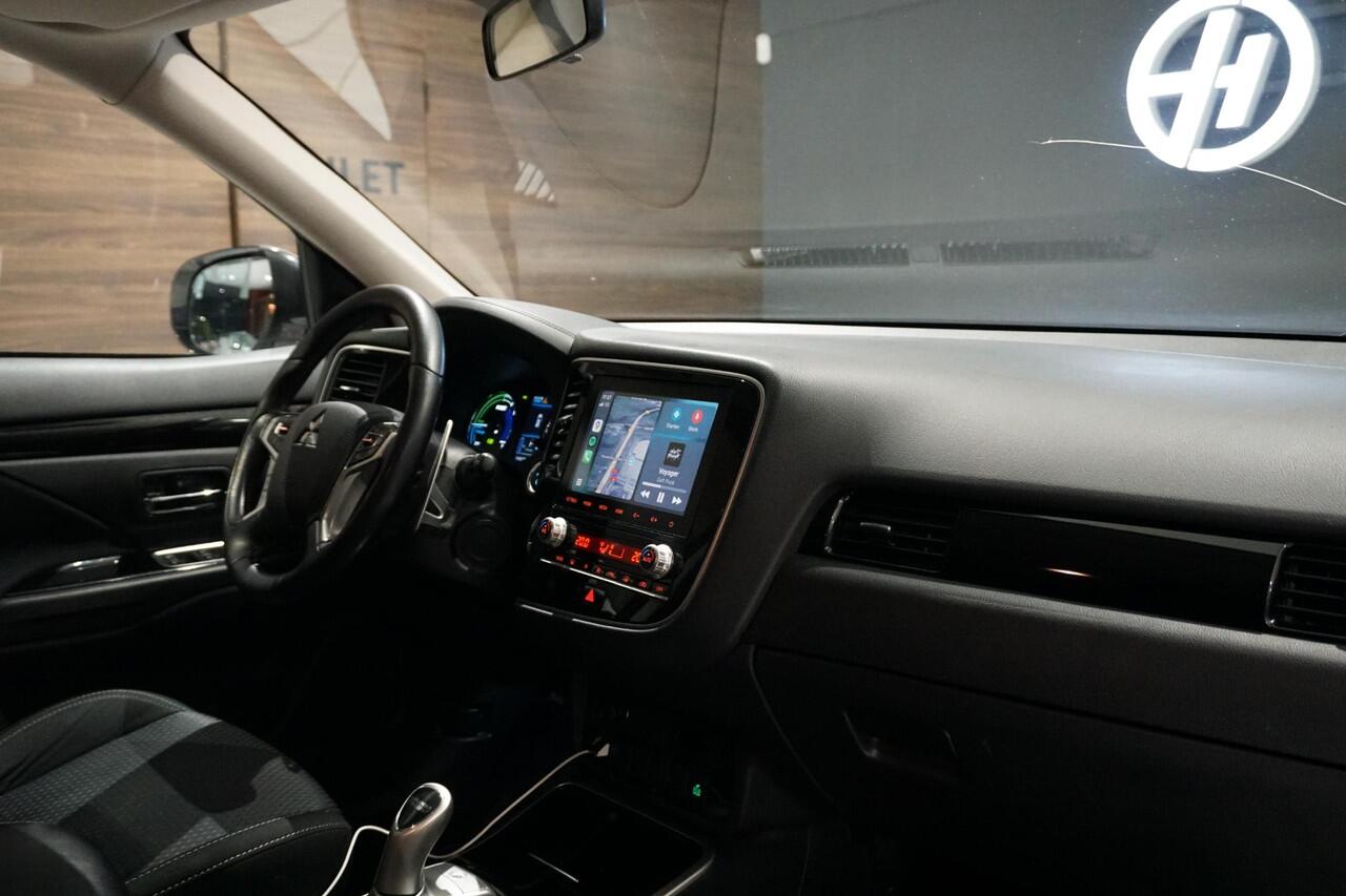 Mitsubishi OUTLANDER 2.4 PHEV Pure + TREKHAAK / CARPLAY / CAMERA / STOELVERWARMING /