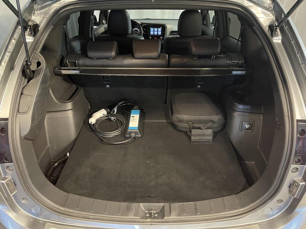 Mitsubishi OUTLANDER 2.4 PHEV Instyle 18"/Trekhaak/LED/Leder/Zonnedak/Stoel + stuurverwarming/Dodehoek/PDC v+a/360 Camera/Apple Carplay & Android Auto