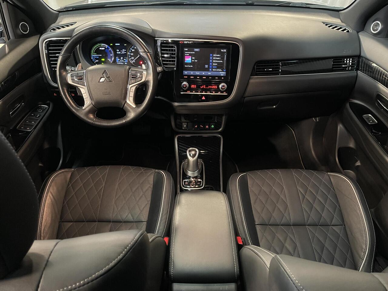 Mitsubishi OUTLANDER 2.4 PHEV Instyle 18"/Trekhaak/LED/Leder/Zonnedak/Stoel + stuurverwarming/Dodehoek/PDC v+a/360 Camera/Apple Carplay & Android Auto