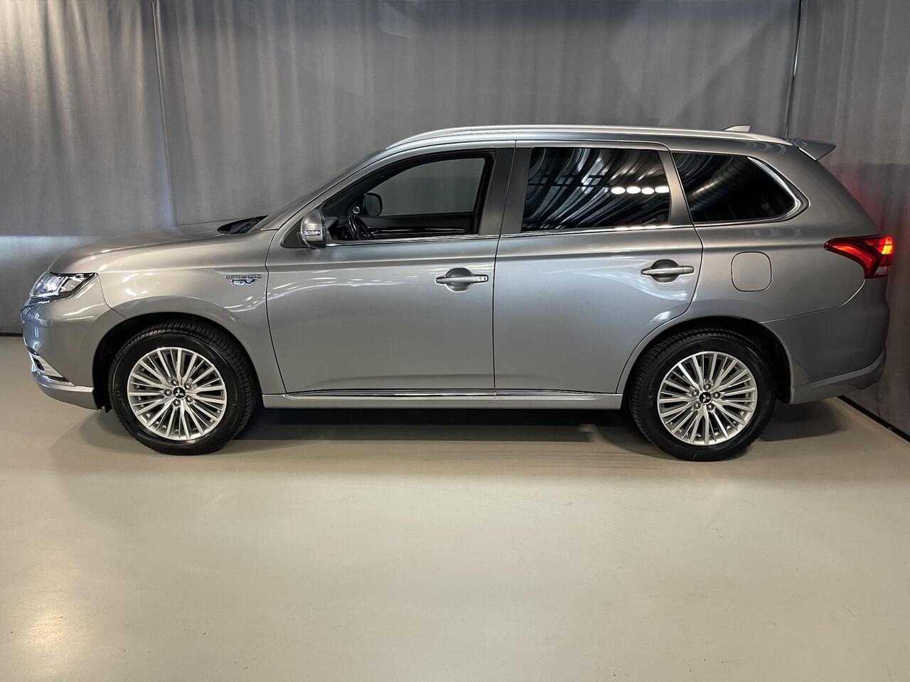 Mitsubishi OUTLANDER 2.4 PHEV Instyle 18"/Trekhaak/LED/Leder/Zonnedak/Stoel + stuurverwarming/Dodehoek/PDC v+a/360 Camera/Apple Carplay & Android Auto