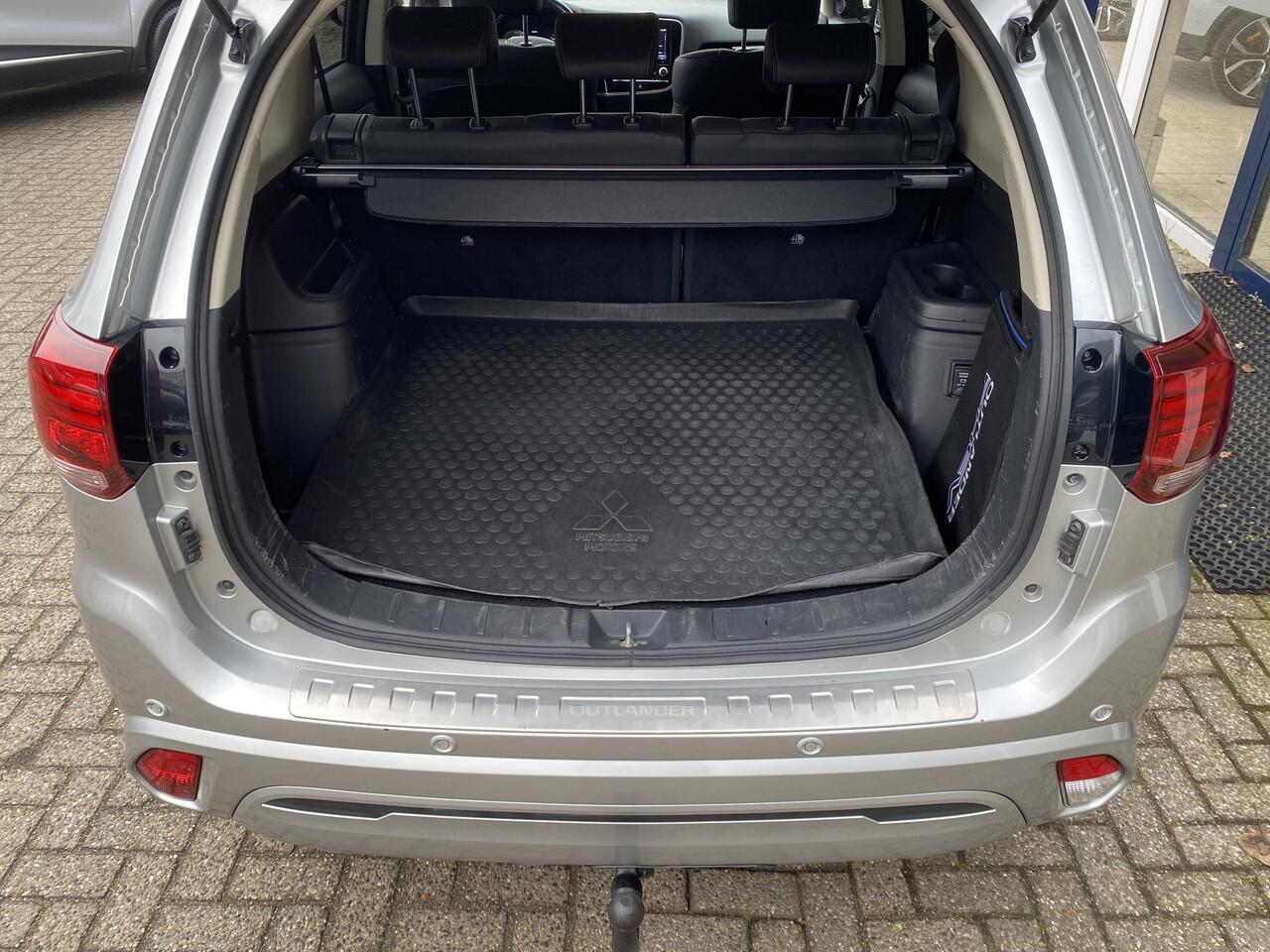 Mitsubishi OUTLANDER 2.4 PHEV Intense / Automaat / NL-Auto / Dealer-Onderhouden / 1e-Eigenaar / AWD / Afneembare-Trekhaak / Standkachel / Cruise-Control / Climate-Control / Stoelverwarming / Elektr.-Stoelen / Apple-Carplay & Android-Auto / Dodehoek-Detectie / LED / Keyless / 