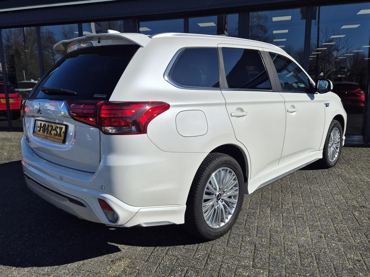 Mitsubishi OUTLANDER 2.4 PHEV Pure+ | Camera | All seasonbanden |