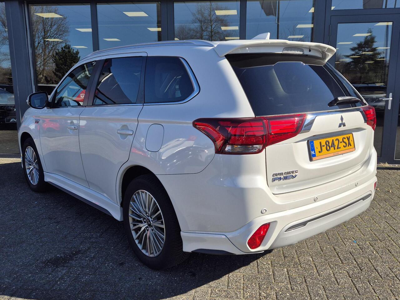 Mitsubishi OUTLANDER 2.4 PHEV Pure+ | Camera | All seasonbanden |