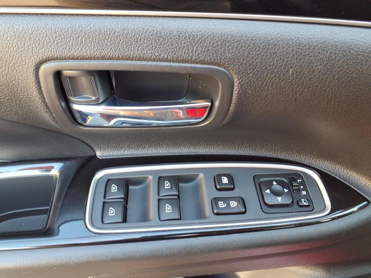 Mitsubishi OUTLANDER 2.4 PHEV Intense+ | LMV | 1500 kg Trekgewicht | Camera | Clima |