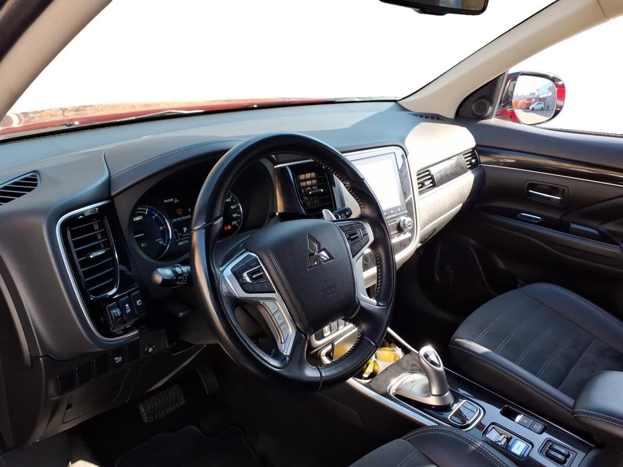 Mitsubishi OUTLANDER 2.4 PHEV Intense+ | LMV | 1500 kg Trekgewicht | Camera | Clima |