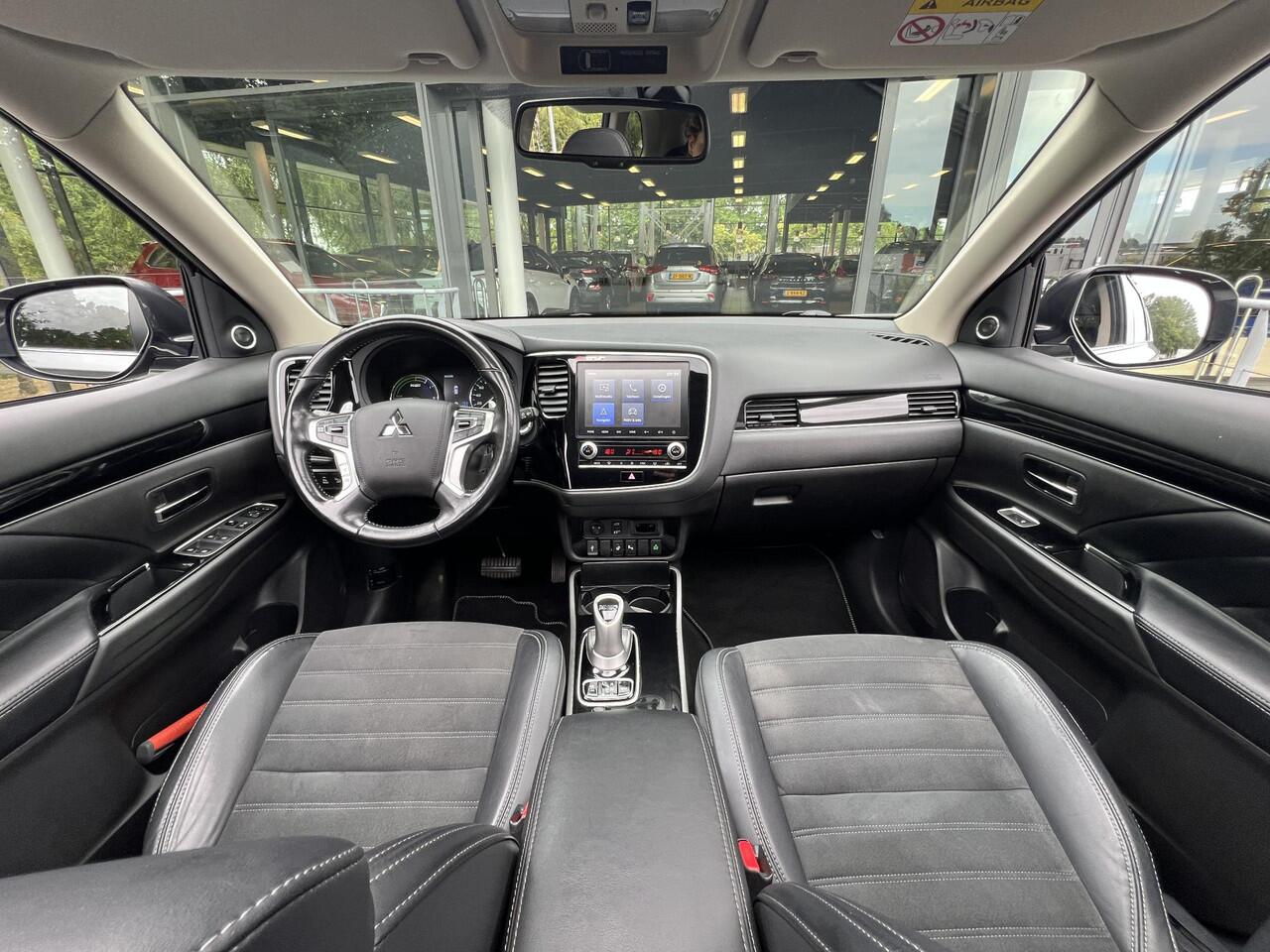 Mitsubishi OUTLANDER 2.4 PHEV Intense+ | Afneembare trekhaak | Carplay | Navigatie | Sunroof