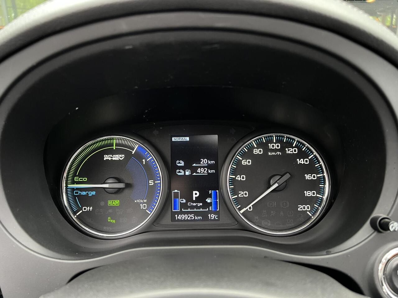 Mitsubishi OUTLANDER 2.4 PHEV Intense+ | Afneembare trekhaak | Carplay | Navigatie | Sunroof