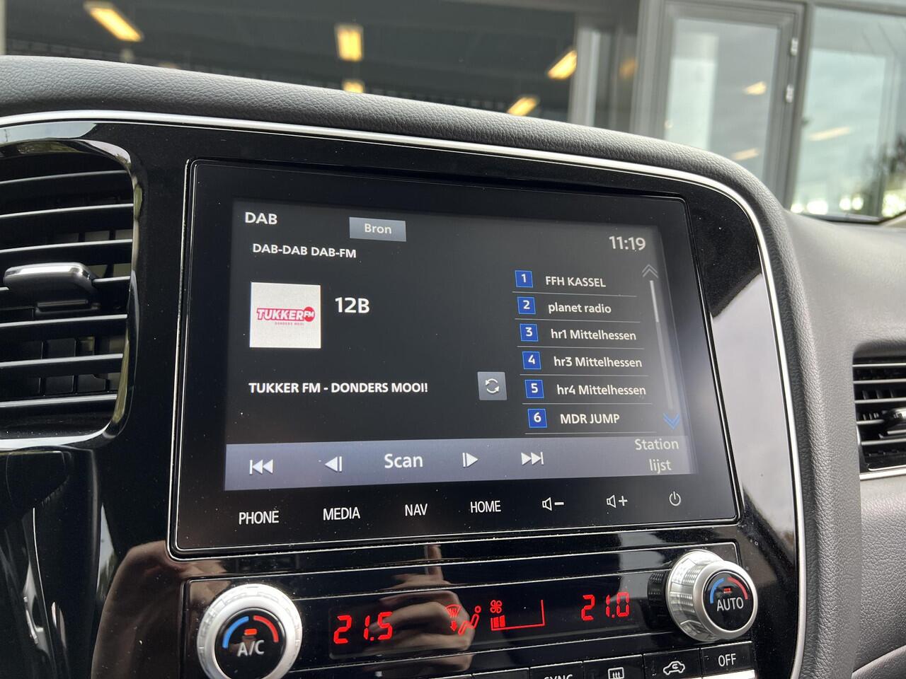 Mitsubishi OUTLANDER 2.4 PHEV Intense | Cruise Control | Navigatie | Carplay | FABRIEKSGARANTIE TOT 08-2029!