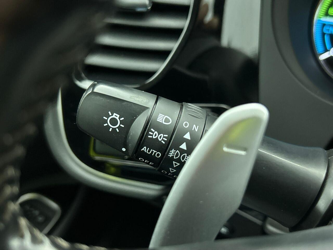 Mitsubishi OUTLANDER 2.4 PHEV 165kW Pure Auto. Trekhaak Navigatie Apple Carplay/Android Auto Camera Parkeersensoren Cruise Control Stoelverwarming Climate Control Lichtmetalen velgen Getinte ramen