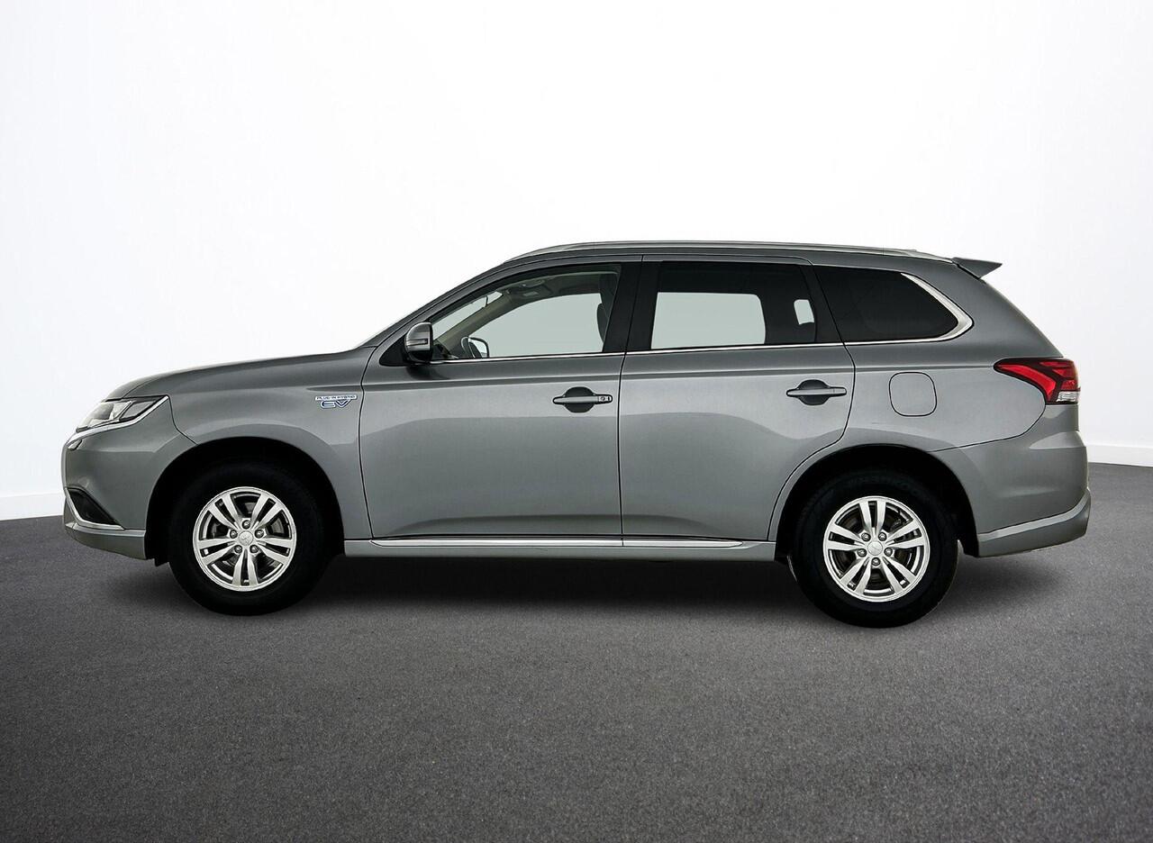 Mitsubishi OUTLANDER 2.4 PHEV 165kW Pure Auto. Trekhaak Navigatie Apple Carplay/Android Auto Camera Parkeersensoren Cruise Control Stoelverwarming Climate Control Lichtmetalen velgen Getinte ramen