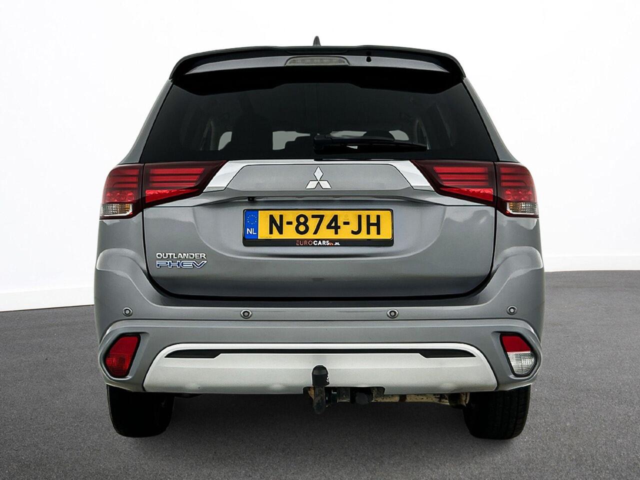 Mitsubishi OUTLANDER 2.4 PHEV 165kW Pure Auto. Trekhaak Navigatie Apple Carplay/Android Auto Camera Parkeersensoren Cruise Control Stoelverwarming Climate Control Lichtmetalen velgen Getinte ramen