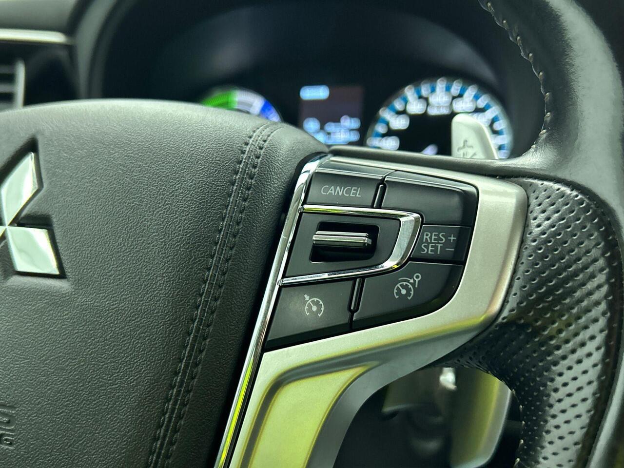 Mitsubishi OUTLANDER 2.4 PHEV 165kW Pure Auto. Trekhaak Navigatie Apple Carplay/Android Auto Camera Parkeersensoren Cruise Control Stoelverwarming Climate Control Lichtmetalen velgen Getinte ramen