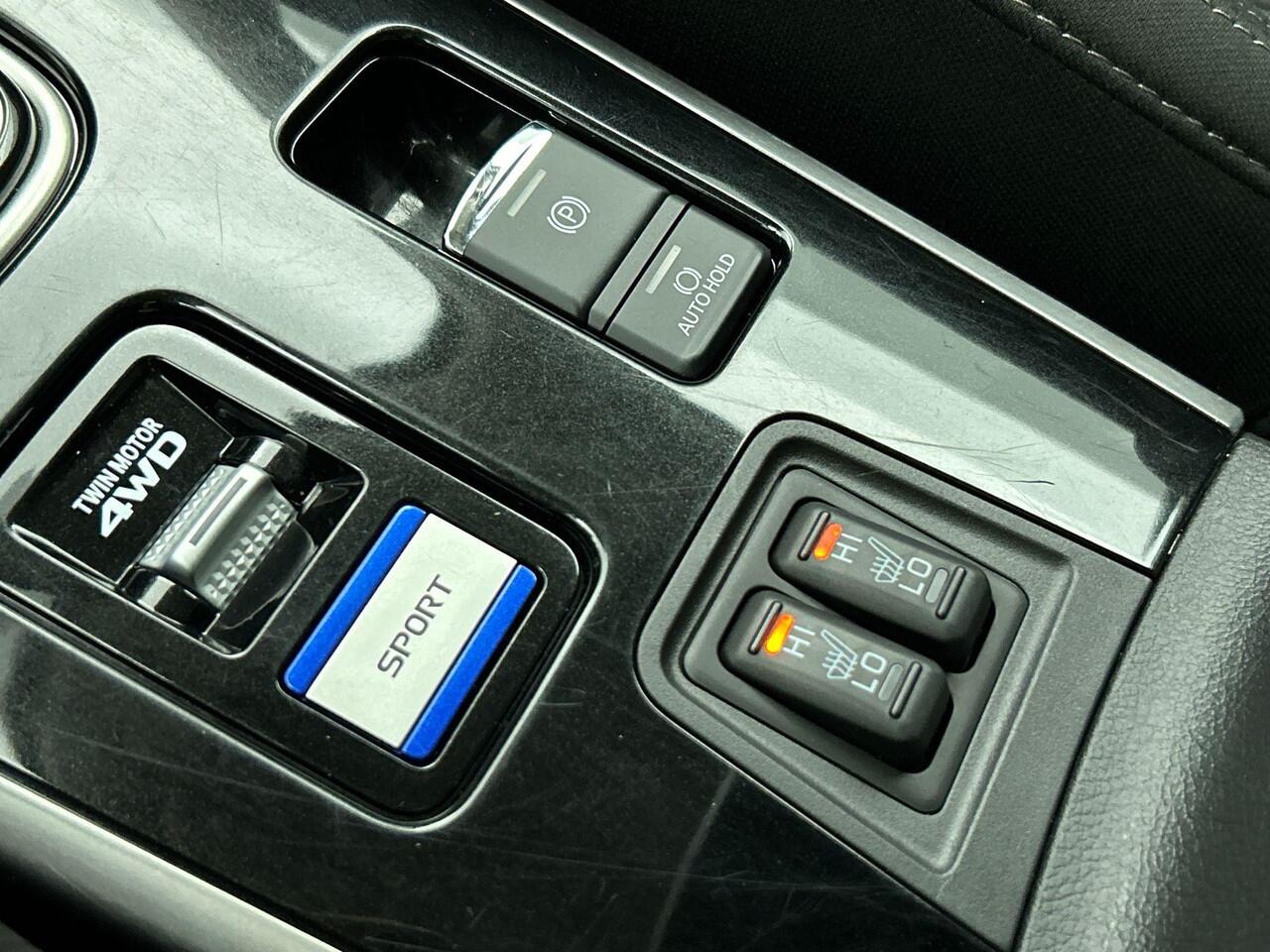 Mitsubishi OUTLANDER 2.4 PHEV 165kW Pure Auto. Trekhaak Navigatie Apple Carplay/Android Auto Camera Parkeersensoren Cruise Control Stoelverwarming Climate Control Lichtmetalen velgen Getinte ramen