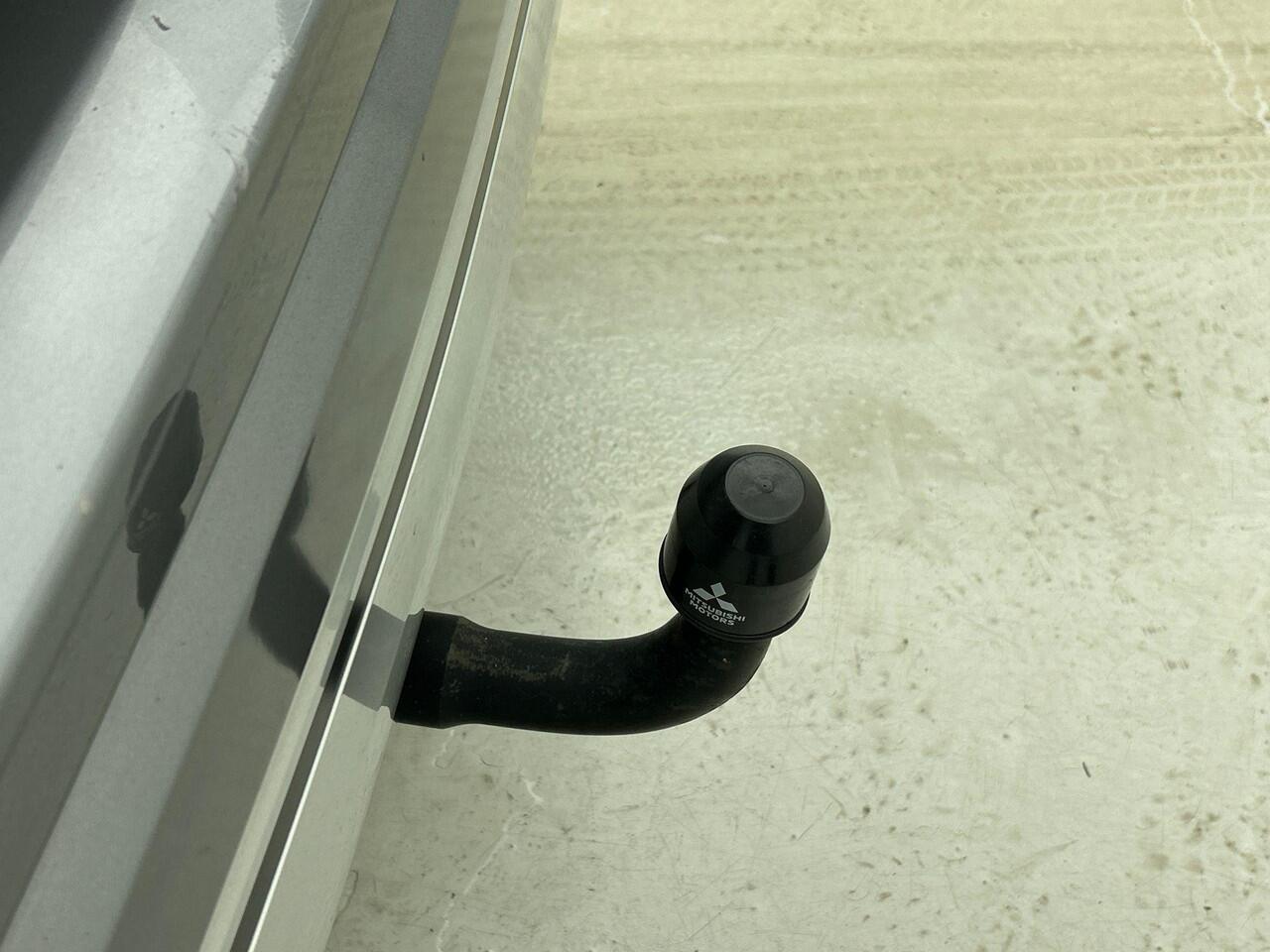 Mitsubishi OUTLANDER 2.4 PHEV 165kW Pure Auto. Trekhaak Navigatie Apple Carplay/Android Auto Camera Parkeersensoren Cruise Control Stoelverwarming Climate Control Lichtmetalen velgen Getinte ramen