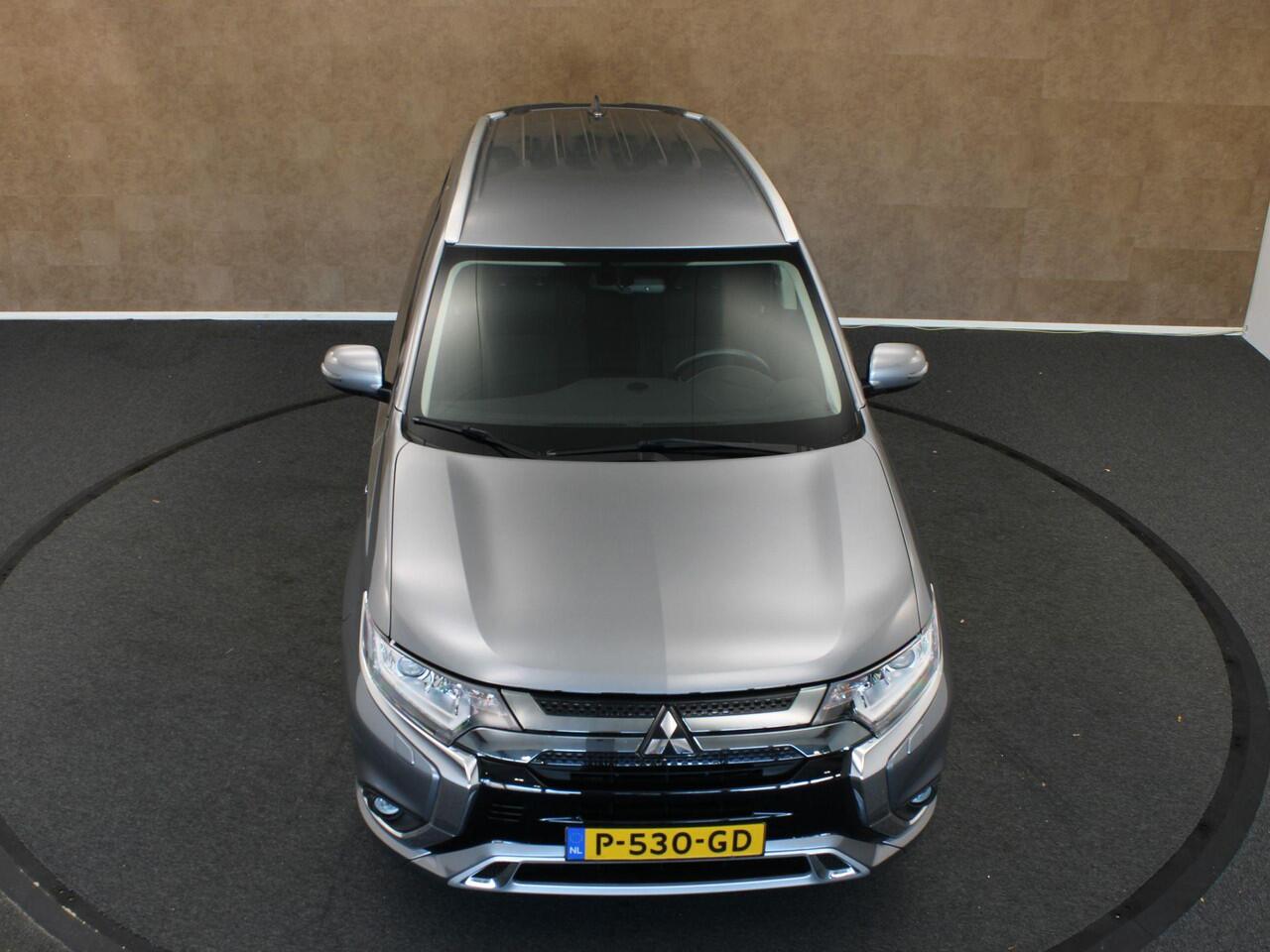 Mitsubishi OUTLANDER 2.4 PHEV Pure - CRUISE CONTROL - CAMERA - 4 WIELAANDRIJVING - CLIMATE CONTROL - 2 LAADKABELS -STOELVERWARMING VOORZIJDE - ARMSTEUN VOOR - DEALER ONDERHOUDEN -EXTRA GETINT GLAS - KEYLESS ENTRY/START