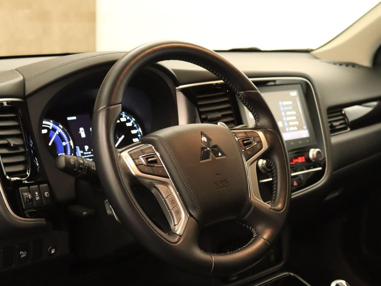 Mitsubishi OUTLANDER 2.4 PHEV Pure - CRUISE CONTROL - CAMERA - 4 WIELAANDRIJVING - CLIMATE CONTROL - 2 LAADKABELS -STOELVERWARMING VOORZIJDE - ARMSTEUN VOOR - DEALER ONDERHOUDEN -EXTRA GETINT GLAS - KEYLESS ENTRY/START