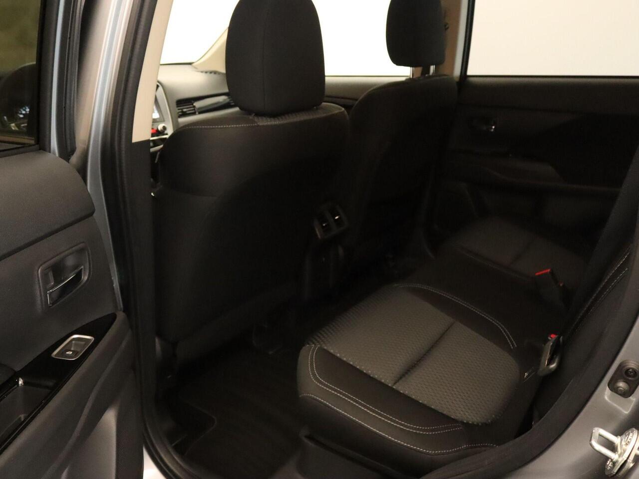 Mitsubishi OUTLANDER 2.4 PHEV Pure - CRUISE CONTROL - CAMERA - 4 WIELAANDRIJVING - CLIMATE CONTROL - 2 LAADKABELS -STOELVERWARMING VOORZIJDE - ARMSTEUN VOOR - DEALER ONDERHOUDEN -EXTRA GETINT GLAS - KEYLESS ENTRY/START