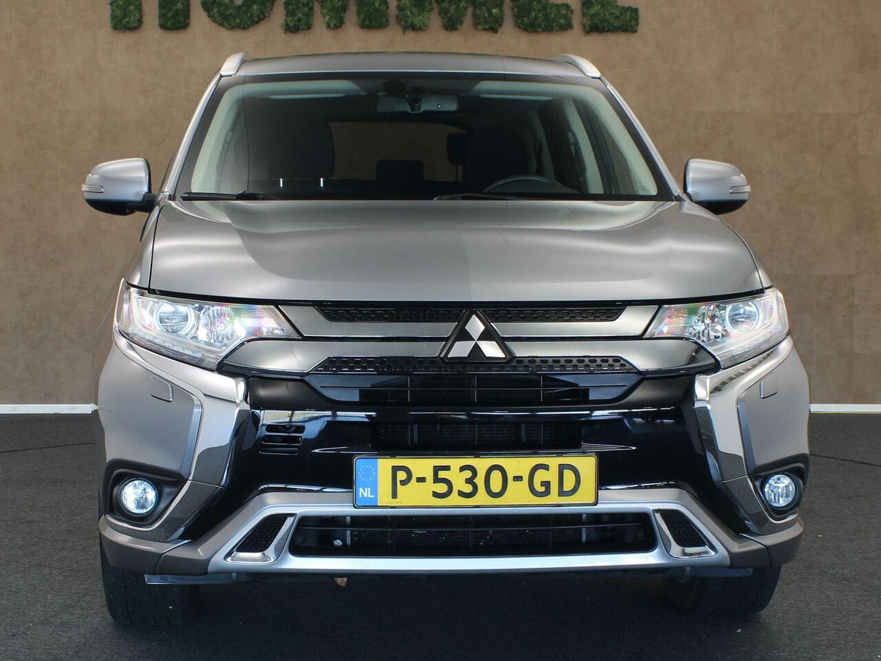 Mitsubishi OUTLANDER 2.4 PHEV Pure - CRUISE CONTROL - CAMERA - 4 WIELAANDRIJVING - CLIMATE CONTROL - 2 LAADKABELS -STOELVERWARMING VOORZIJDE - ARMSTEUN VOOR - DEALER ONDERHOUDEN -EXTRA GETINT GLAS - KEYLESS ENTRY/START