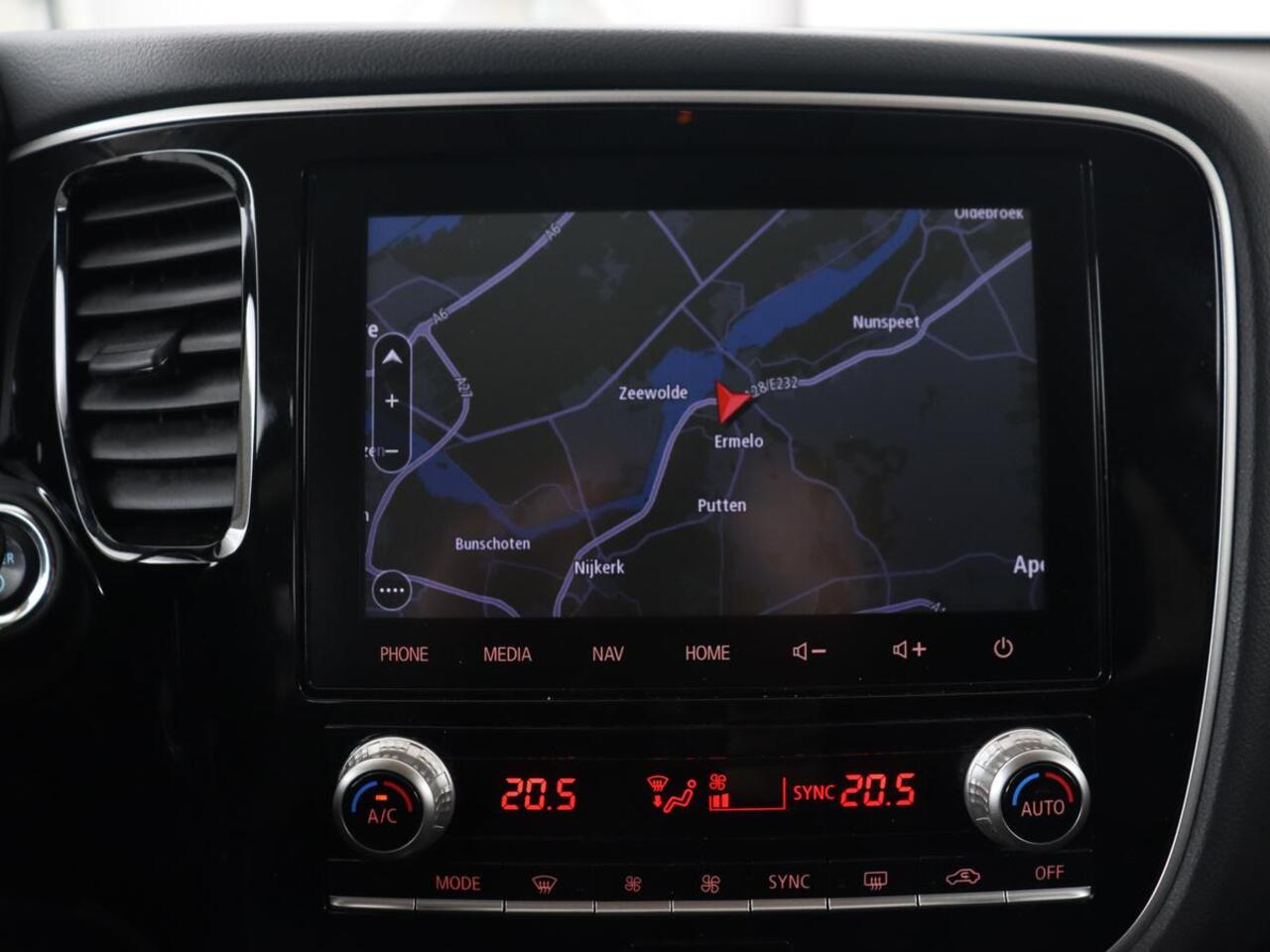 Mitsubishi OUTLANDER 2.4 PHEV Intense | Trekhaak | Stoelverwarming | Leder/Alcantara | Camera | Carplay | Navigatie | Full LED | Cruise control | Plug In