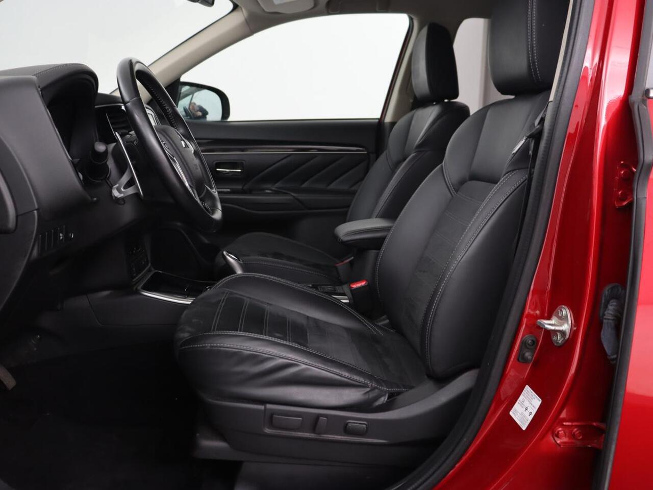 Mitsubishi OUTLANDER 2.4 PHEV Intense | Trekhaak | Stoelverwarming | Leder/Alcantara | Camera | Carplay | Navigatie | Full LED | Cruise control | Plug In