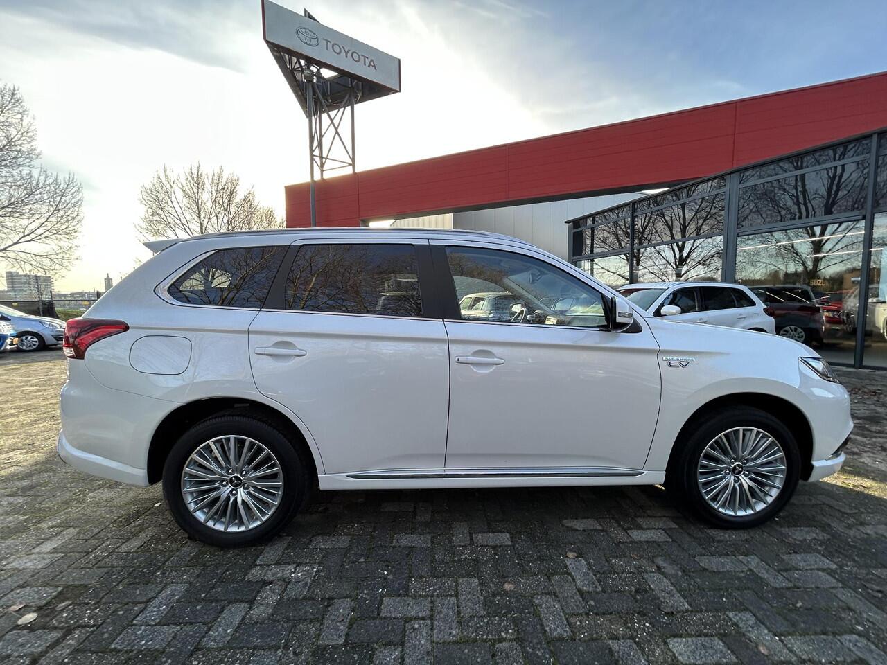 Mitsubishi OUTLANDER 2.4 PHEV Intense Edition | Rijklaar | Navigatie | Camera | Climate Control | 1500kg trekgewicht |