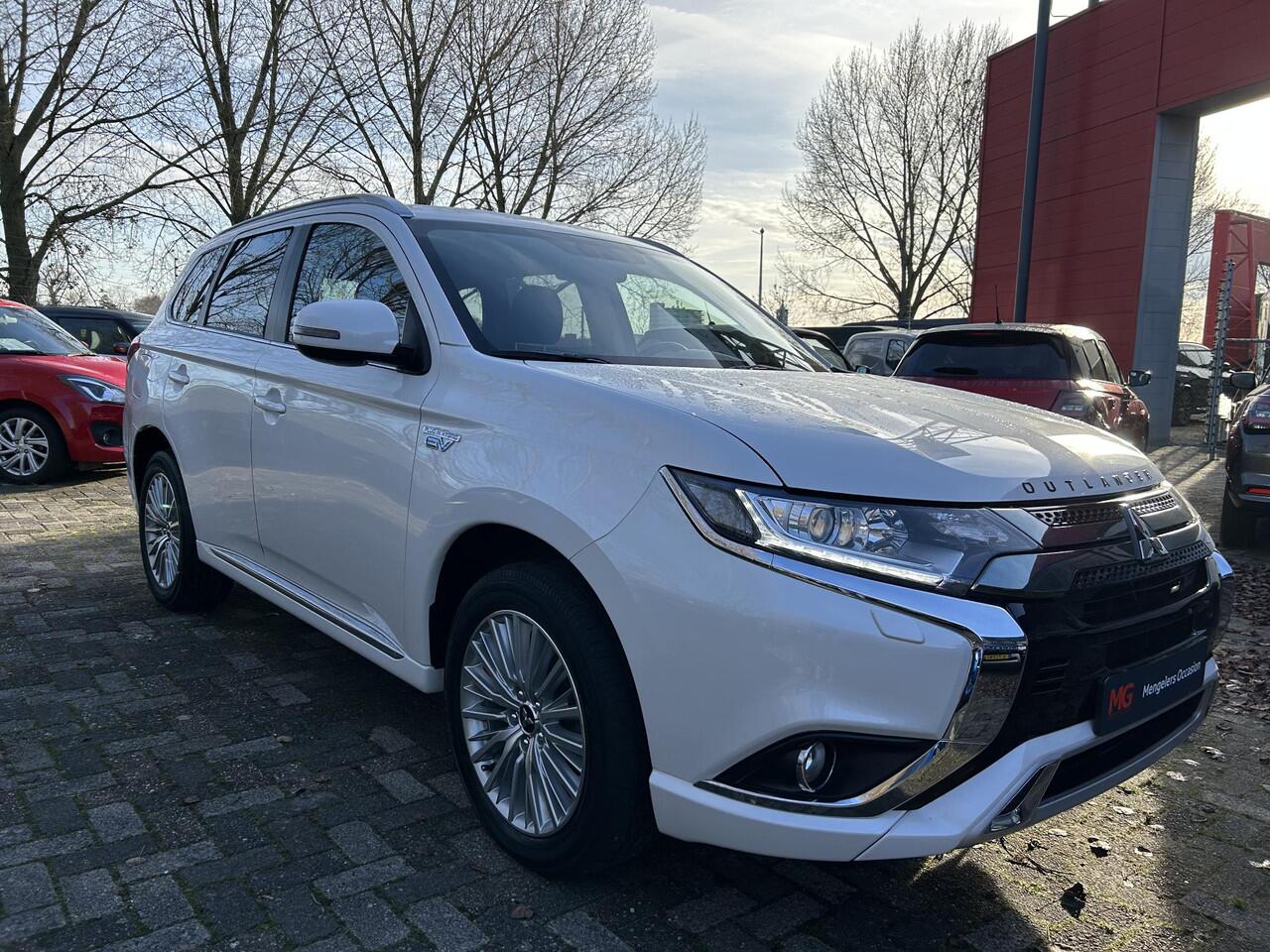 Mitsubishi OUTLANDER 2.4 PHEV Intense Edition | Rijklaar | Navigatie | Camera | Climate Control | 1500kg trekgewicht |