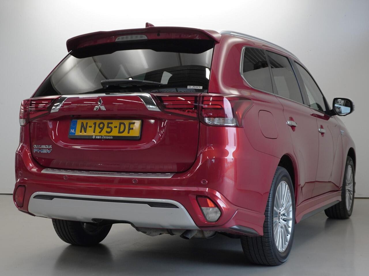 Mitsubishi OUTLANDER 2.4 PHEV Intense+ | Schuifdak | Sport Pack | NL Auto | Trekhaak | Rijklaarprijs
