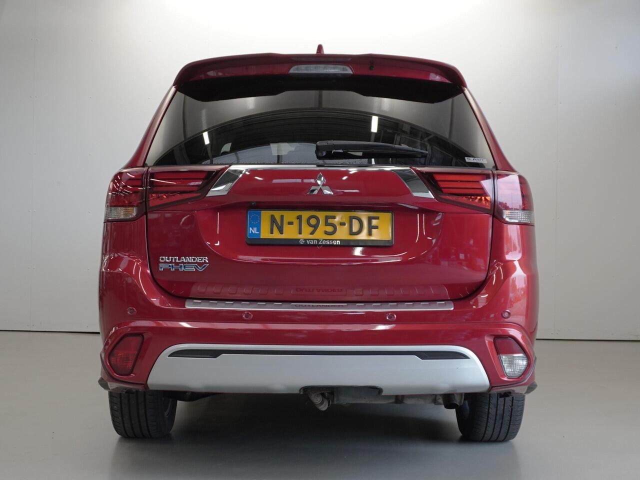 Mitsubishi OUTLANDER 2.4 PHEV Intense+ | Schuifdak | Sport Pack | NL Auto | Trekhaak | Rijklaarprijs
