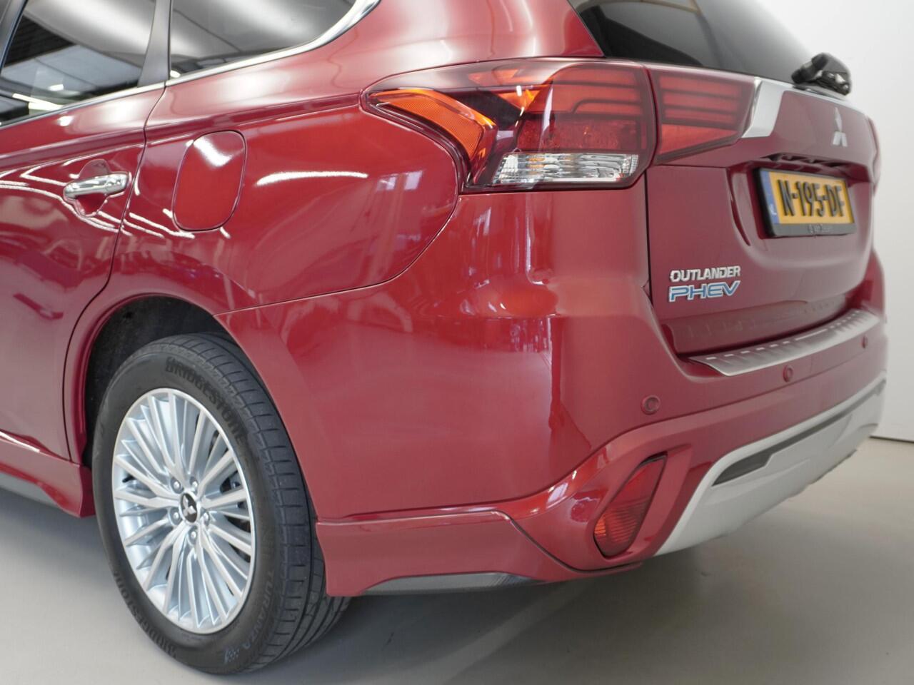 Mitsubishi OUTLANDER 2.4 PHEV Intense+ | Schuifdak | Sport Pack | NL Auto | Trekhaak | Rijklaarprijs