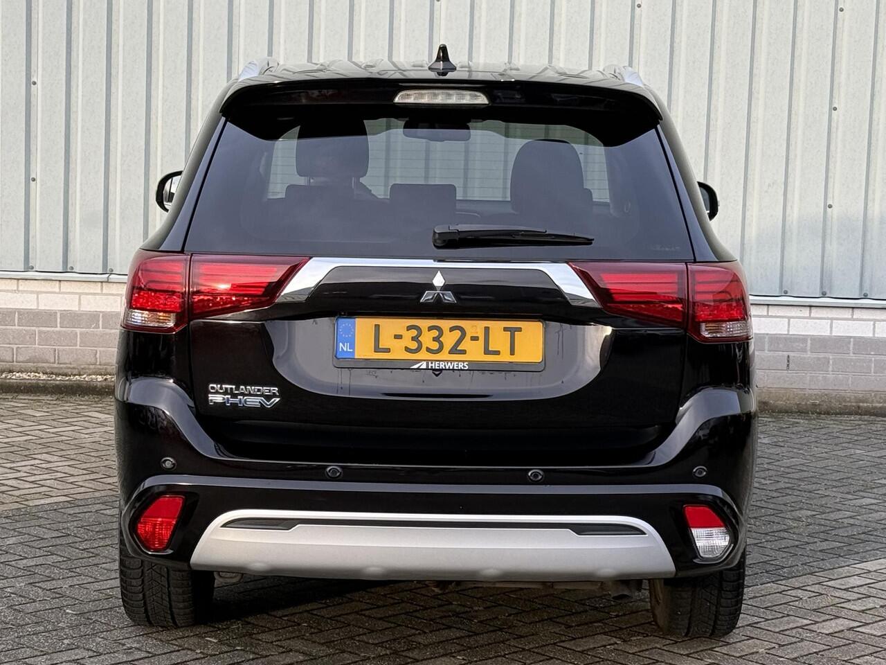 Mitsubishi OUTLANDER 2.4 PHEV Intense+ / Origineel Nederlands geleverd / Dealer onderhouden / 92% SOH / 360 Camera / Navigatie / Apple CarPlay/Android Auto / Full LED / Schuif/Kanteldak / Dealer onderhouden / Stoel- en Stuurverwarming /