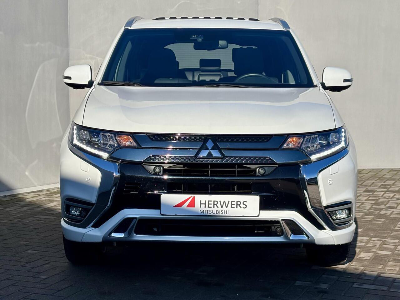 Mitsubishi OUTLANDER 2.4 PHEV Plug-in Instyle Automaat / Afn. Trekhaak / Garantie tot 9-2029 <160.000km / Adap Cruise / Dealer onderhouden / Panorama dak / 1500kg Trekgewicht / Rondomzicht Camera / Apple Carplay Android Auto / Allseason banden / Stuur & Stoelverwarming /