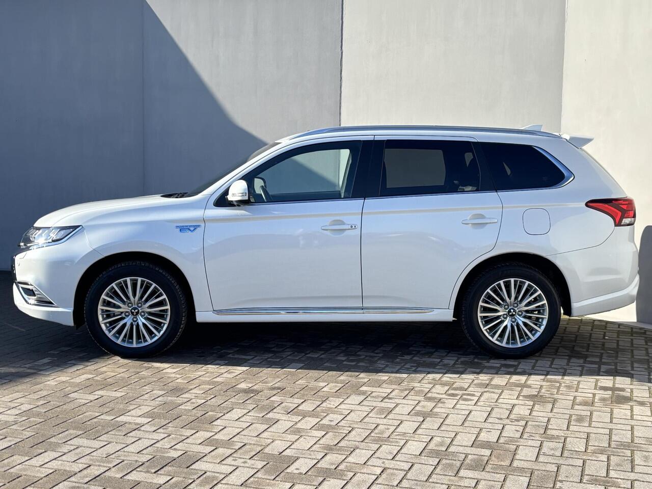 Mitsubishi OUTLANDER 2.4 PHEV Plug-in Instyle Automaat / Afn. Trekhaak / Garantie tot 9-2029 <160.000km / Adap Cruise / Dealer onderhouden / Panorama dak / 1500kg Trekgewicht / Rondomzicht Camera / Apple Carplay Android Auto / Allseason banden / Stuur & Stoelverwarming /