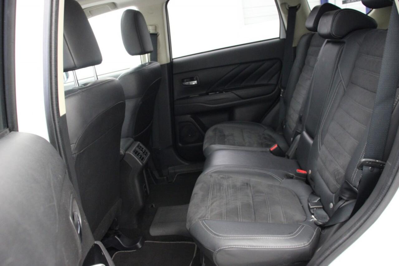 Mitsubishi OUTLANDER 2.4 PHEV Intense+ - Carplay, Dakraam, Camera, Stoel/Stuur verw. Half Leer, PDC