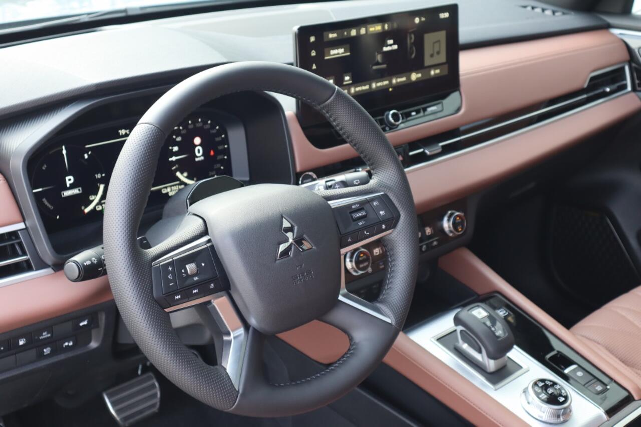 Mitsubishi OUTLANDER 2.4 PHEV Instyle+ Trekhaak/Massage/Memory/PanoDak