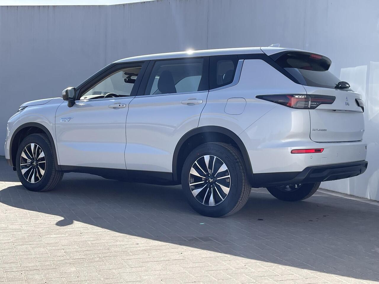 Mitsubishi OUTLANDER 2.4 PHEV Pure / ¤4000,- Voordeel Op Nieuwprijs / Nieuw Model 2025 / Elektrische Range 86 KM WLTP / 1600KG Trekgewicht / 8 Jaar Fabrieksgarantie