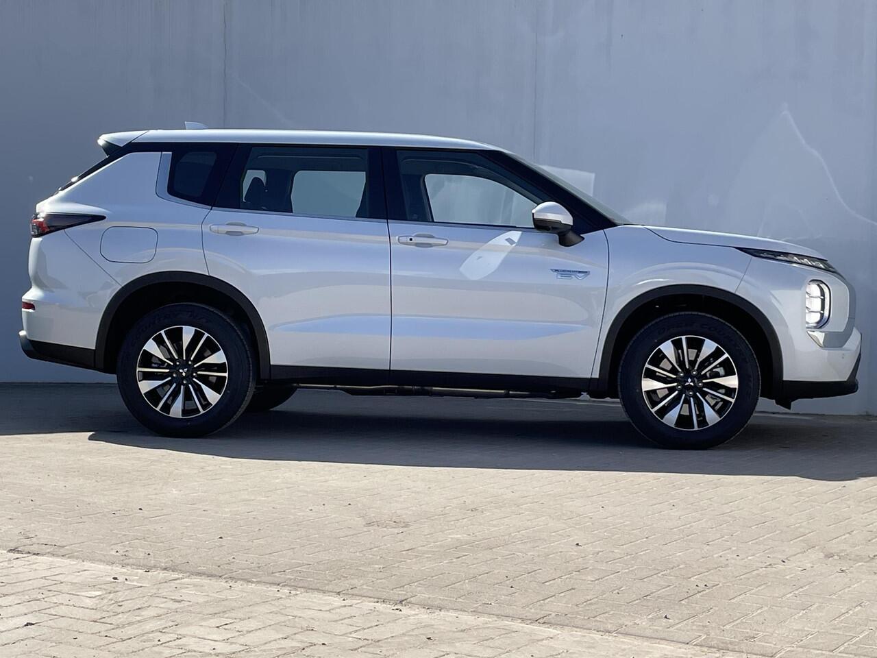 Mitsubishi OUTLANDER 2.4 PHEV Pure / ¤4000,- Voordeel Op Nieuwprijs / Nieuw Model 2025 / Elektrische Range 86 KM WLTP / 1600KG Trekgewicht / 8 Jaar Fabrieksgarantie