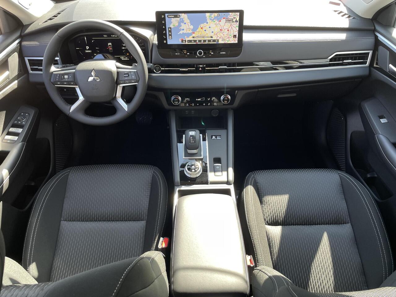 Mitsubishi OUTLANDER 2.4 PHEV Pure / ¤4000,- Voordeel Op Nieuwprijs / Nieuw Model 2025 / Elektrische Range 86 KM WLTP / 1600KG Trekgewicht / 8 Jaar Fabrieksgarantie