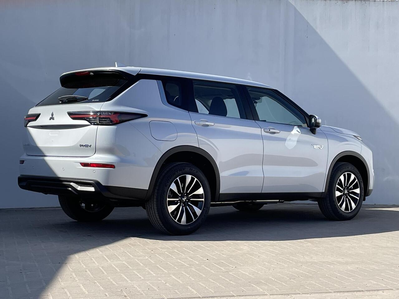 Mitsubishi OUTLANDER 2.4 PHEV Pure / ¤4000,- Voordeel Op Nieuwprijs / Nieuw Model 2025 / Elektrische Range 86 KM WLTP / 1600KG Trekgewicht / 8 Jaar Fabrieksgarantie