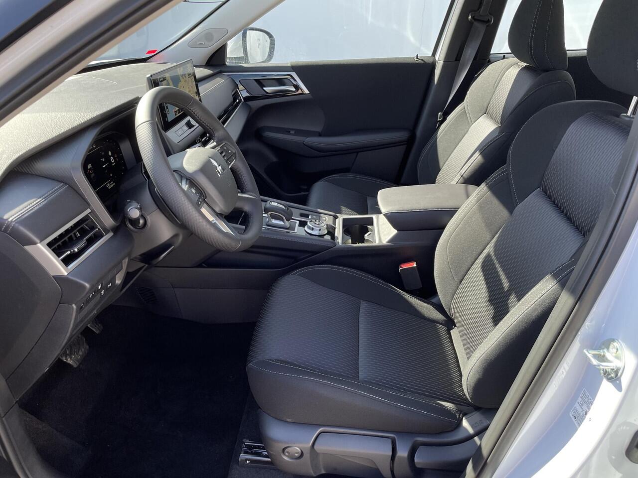 Mitsubishi OUTLANDER 2.4 PHEV Pure / ¤4000,- Voordeel Op Nieuwprijs / Nieuw Model 2025 / Elektrische Range 86 KM WLTP / 1600KG Trekgewicht / 8 Jaar Fabrieksgarantie