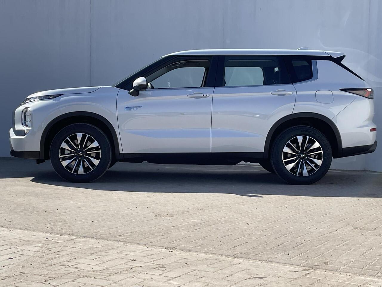 Mitsubishi OUTLANDER 2.4 PHEV Pure / ¤4000,- Voordeel Op Nieuwprijs / Nieuw Model 2025 / Elektrische Range 86 KM WLTP / 1600KG Trekgewicht / 8 Jaar Fabrieksgarantie