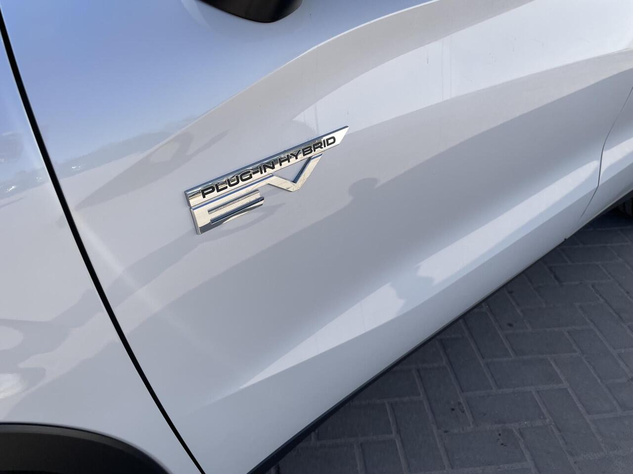 Mitsubishi OUTLANDER 2.4 PHEV Pure / ¤4000,- Voordeel Op Nieuwprijs / Nieuw Model 2025 / Elektrische Range 86 KM WLTP / 1600KG Trekgewicht / 8 Jaar Fabrieksgarantie