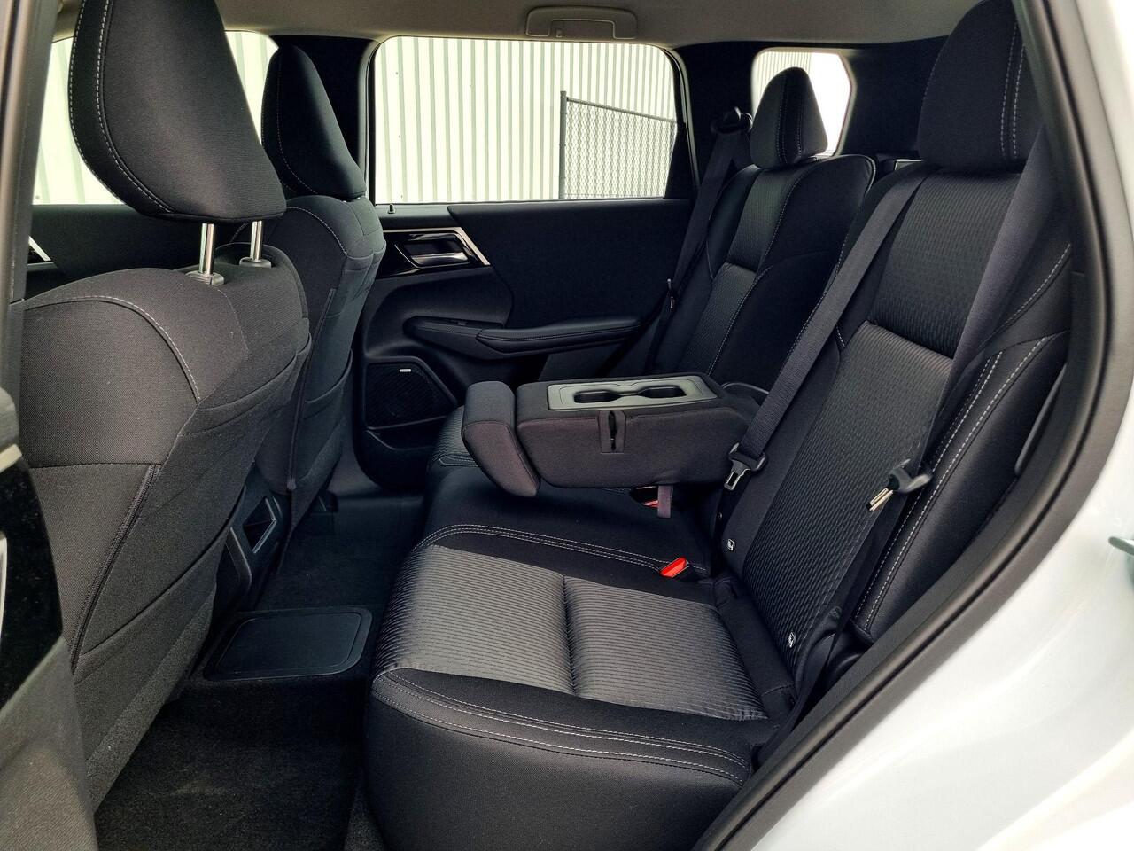 Mitsubishi OUTLANDER 2.4 PHEV Pure / ¤4000,- Voordeel Op Nieuwprijs / Nieuw Model 2025 / Elektrische Range 86 KM WLTP / 1600KG Trekgewicht / 8 Jaar Fabrieksgarantie