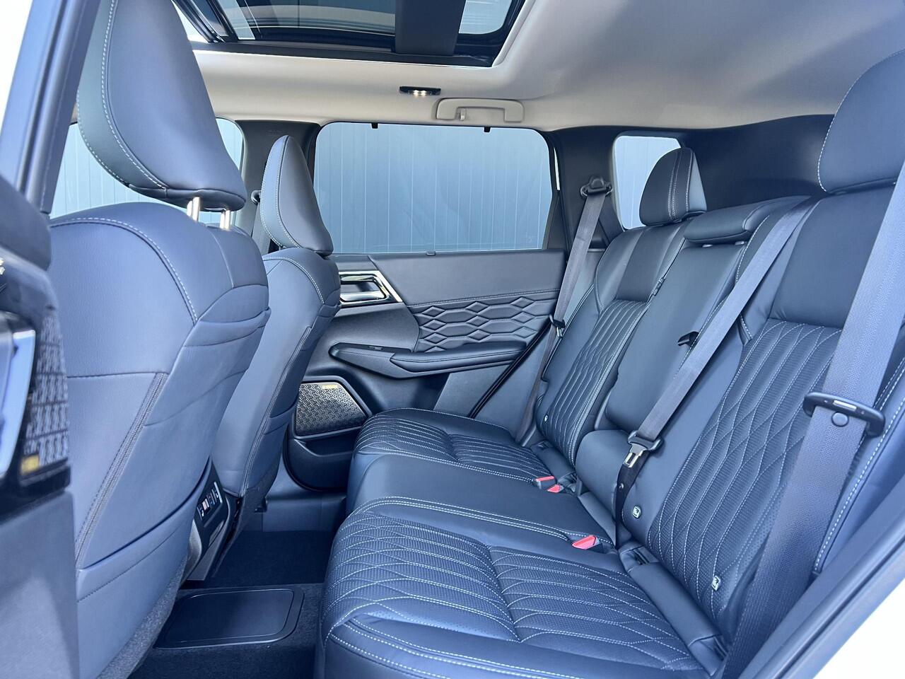 Mitsubishi OUTLANDER 2.4 PHEV Instyle | 360º Camera | Open dak | Elektrich bedienbare achterklep | Yamaha® Audio