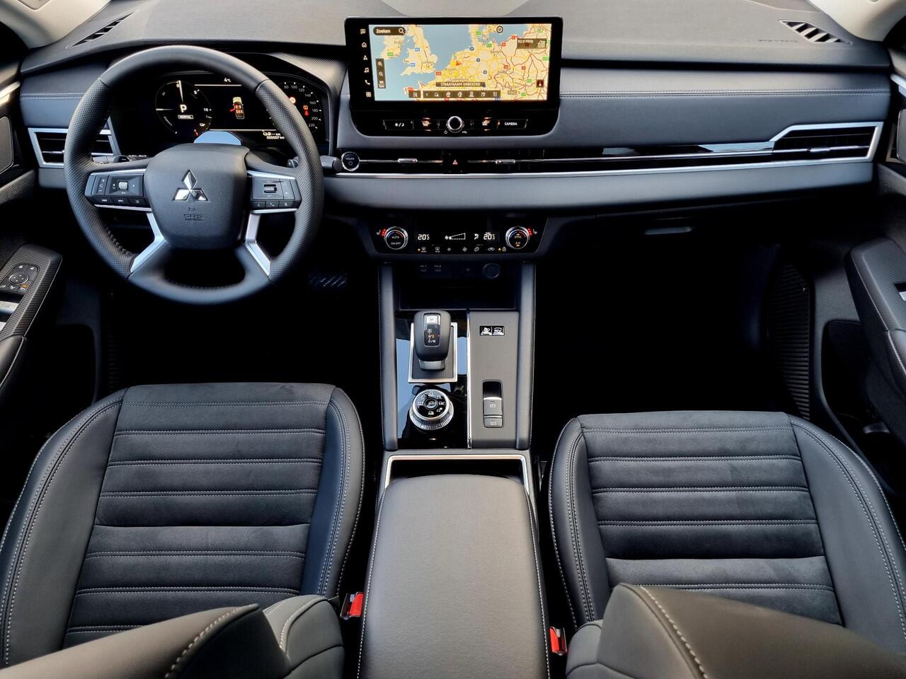 Mitsubishi OUTLANDER 2.4 PHEV First Edition / ¤4000,- Voordeel Op Nieuwprijs / Nieuw Model 2025 / Elektrische Range 86 KM WLTP / 1600KG Trekgewicht / 8 Jaar Fabrieksgarantie