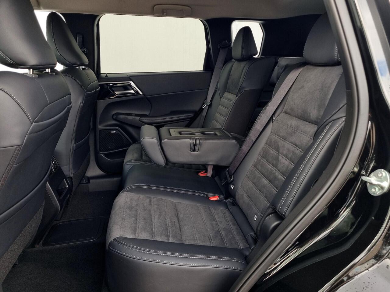 Mitsubishi OUTLANDER 2.4 PHEV First Edition / ¤4000,- Voordeel Op Nieuwprijs / Nieuw Model 2025 / Elektrische Range 86 KM WLTP / 1600KG Trekgewicht / 8 Jaar Fabrieksgarantie