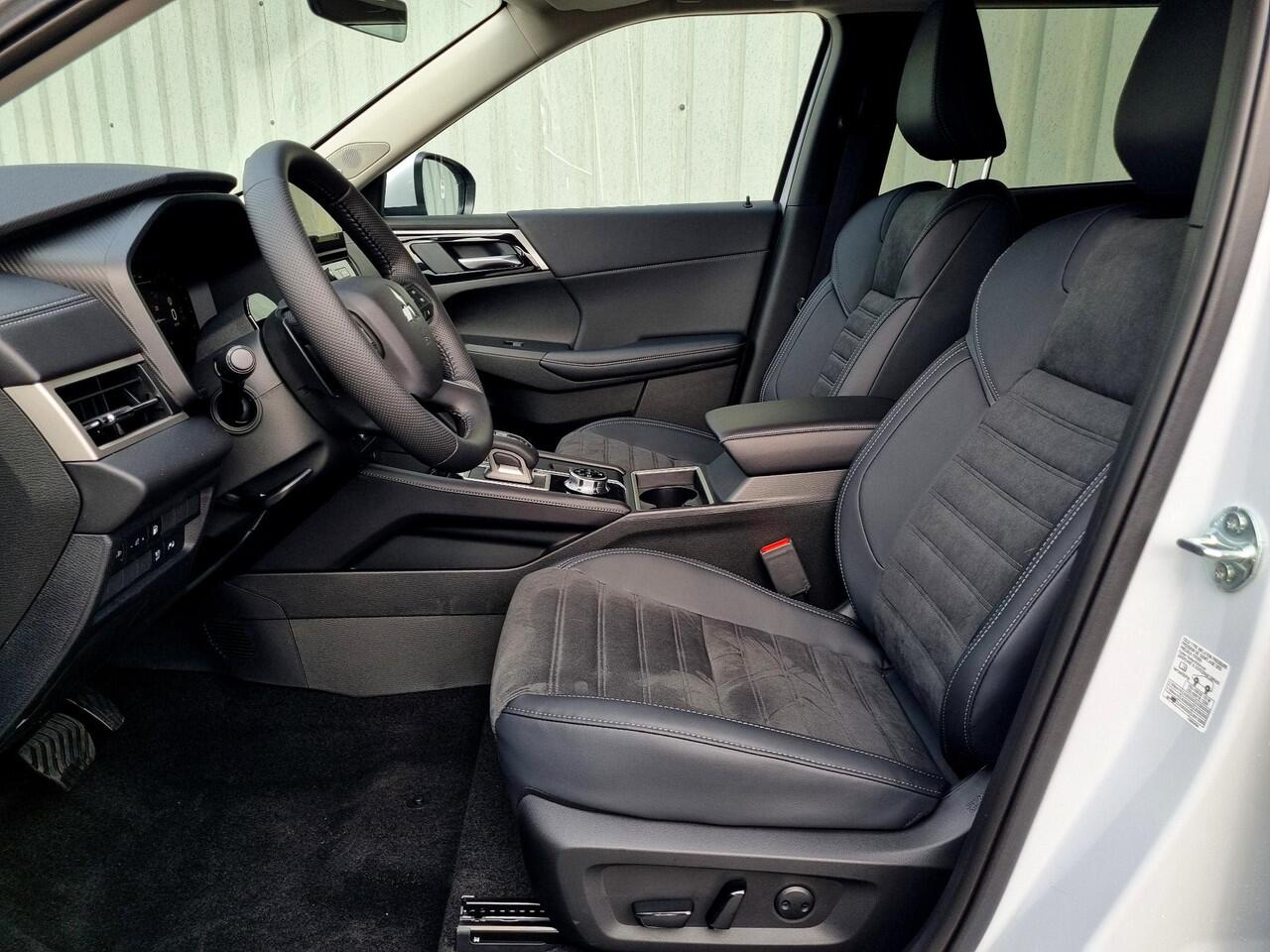 Mitsubishi OUTLANDER 2.4 PHEV Intense / ¤4000,- Voordeel Op Nieuwprijs / Prijs is rijklaar / Nieuw Model 2025 / Elektrische Range 86 KM WLTP / 1600KG Trekgewicht / 8 Jaar Fabrieksgarantie