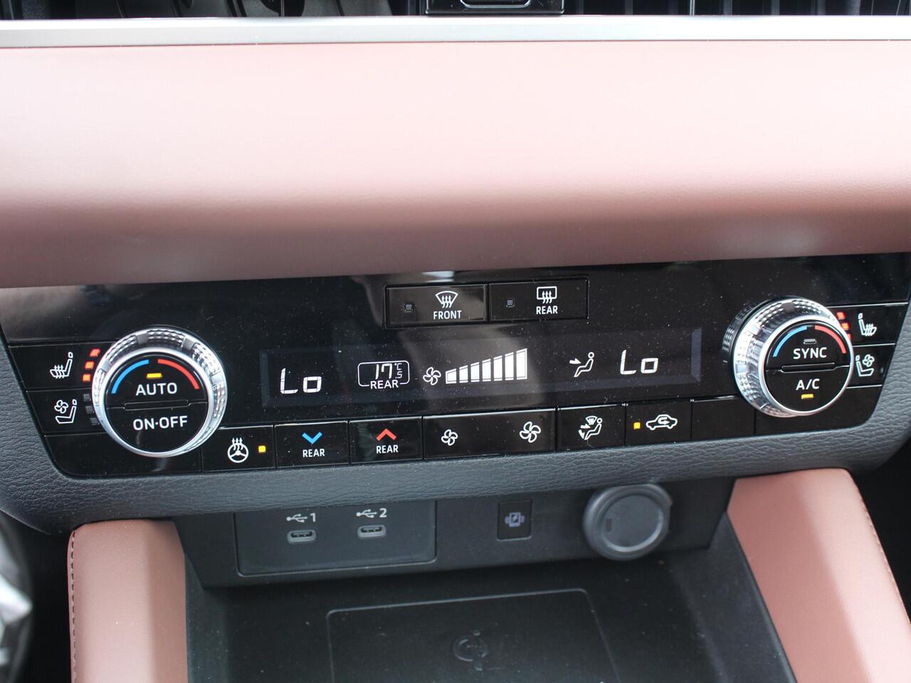 Mitsubishi OUTLANDER 2.4 PHEV Instyle+ / Lederen Bekleding / Stoelmassage / Stoelverwarming & Verkoeling / Yamaha Audio / 20" Lichtmetalen Velgen /